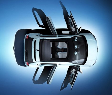 Вид сверху на прозрачную крышу и открытые двери