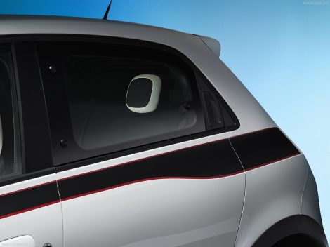 Замаскированная в оконном проеме ручка задней двери