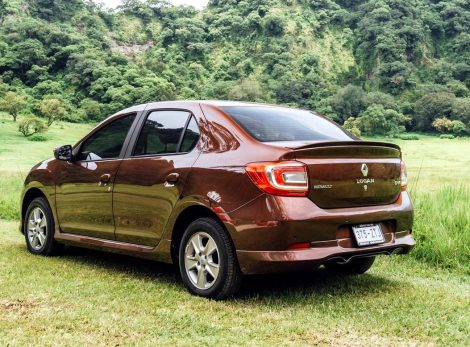 Коричневый Logan 2015 сзади