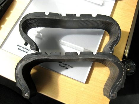 Беспрокольная шина (внизу) в сравнении с обычной