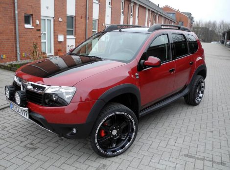 Тюнингованный Рено Дастер на низкопрофильной резине